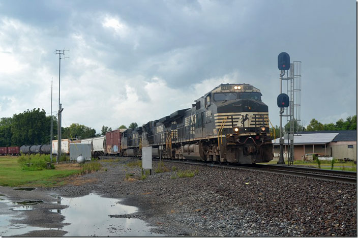 NS 9788-9601-4259 at Mt. Carmel IL on e/b #167-30 (St. Louis – Chattanooga) with 28 loads and 45 empties. 08-30-2021.