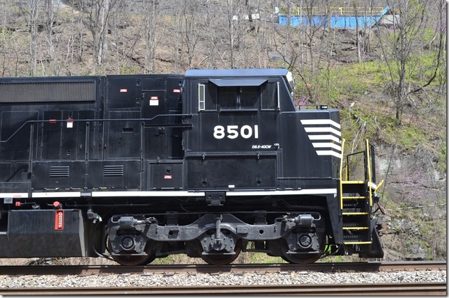 NS 8501 is now labeled a “Dash 8.5-40CW.” This 06-2015 rebuild is ex-Conrail Dash 8-40C 8309. Although still 4000 HP it has numerous upgrades. Most importantly it meets Tier 4 emission standards. Most noticeable is the Roanoke Loco. Shop designed wide nose and cab. Hull.