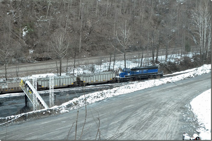 Leased GATX SD40-2 3311 moves the cars so they can be loaded. Star Services LLC. Ennis WV.