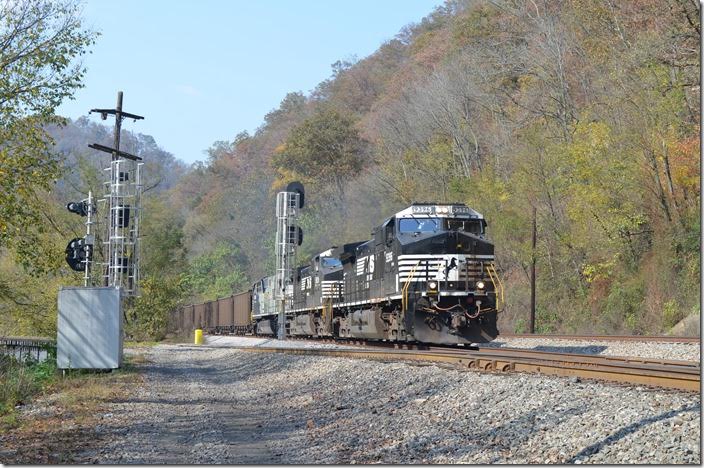 NS 9396-9839-4004 on No. 776-30 e/b (Consol Bailey Mine, PA to Hyco NC) with 100 PGNX loads. This train runs via Shire Oaks, Pittburgh, Conway, Alliance, Crestline, Bucyrus, Columbus, Williamson, Roanoke, Vabrook to CP&L’s Hyco power plant. NS 9396-9839-4004. Arrow WV.