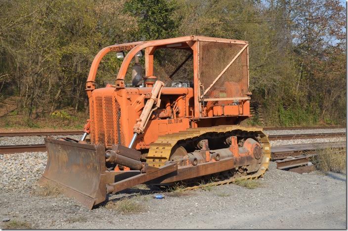 For those of you who model NS maintenance-of-way equipment... NS Cat MoW dozer. Vulcan WV.