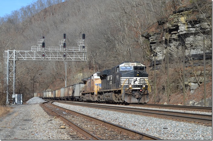 824-19 gets rolling east. NS 7566 was doing all the pullin’ on the 196 mtys, as the UP was not running. I would think UP 6014 would be needed as the grade stiffens further east. Beech Creek WV.