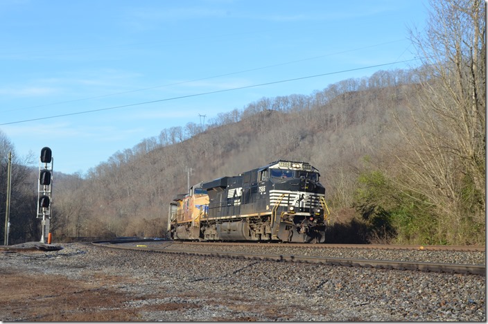 NS 7566-UP 6014 lead e/b 824-19 (Williamson – Wilcoe Yard) with 196 mtys at Sprigg WV. Train originated at Sandusky OH.