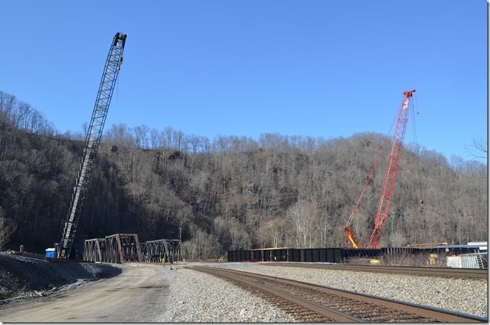 NS replacing two bridges over the Tug Fork west of Matewan WV at the mouth of Hatfield Bend Tunnels. That’s one long crane boom! 03-07-2020.