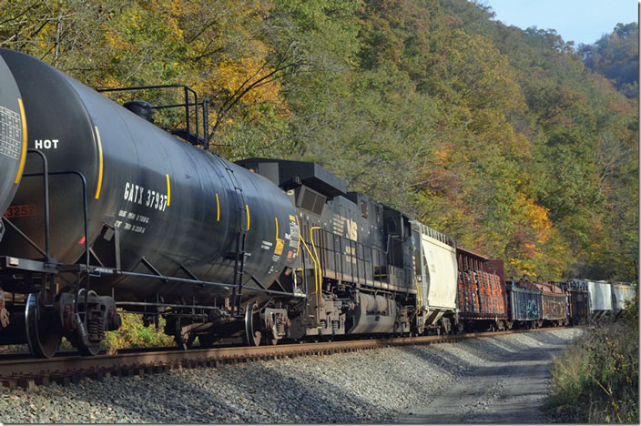 NS 4145 DPU is cut in behind 76 and ahead of 82 cars. Formerly it was Dash9-44CW 8892 built 01-1996. GE Fort Worth rebuilt it 03-2018. Beech Creek WV.