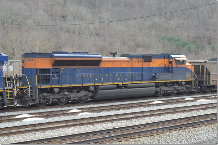 “CNJ” 1071 is a SD70ACe. Needs a wash! NS SD70ACe 1071. Williamson WV.