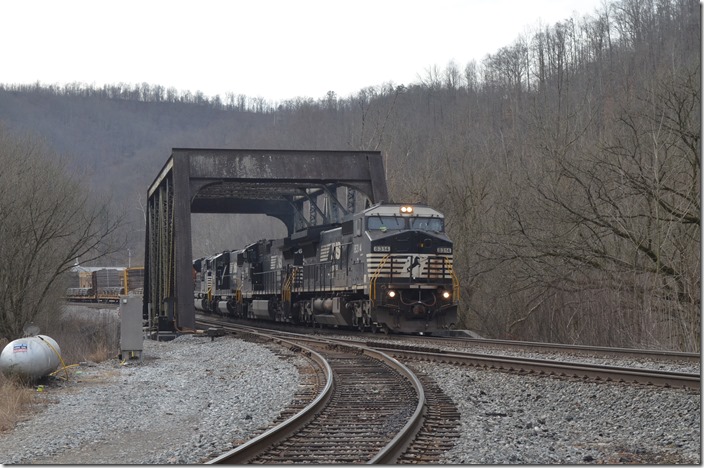 NS 8314 –9006-6947-75?? lead w/b 189-13 (Elkhart IN – Crewe VA) at Naugatuck WV with 32 loads/46 empties. That’s the Lenore Branch (Pigeon Creek) east leg of wye in the foreground. 02-14-2019.