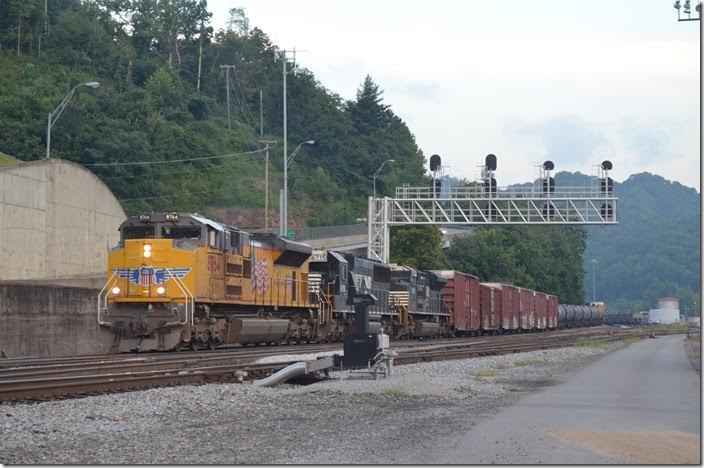 No. 195 heads for Portsmouth, OH. UP 8764-6715-1009. Williamson WV.