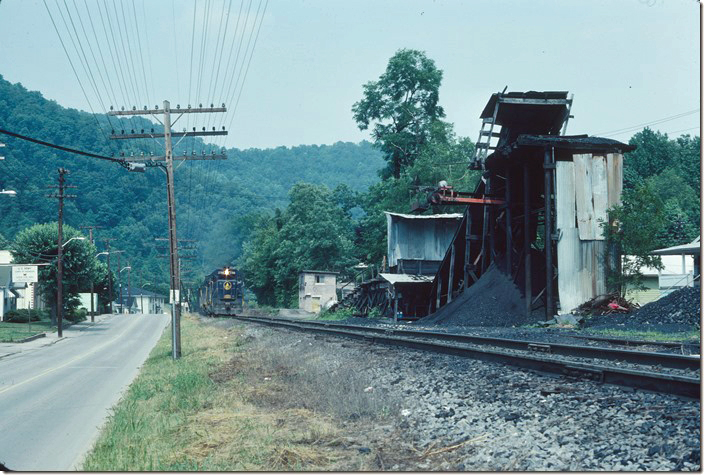 A westbound coal passes the East Kentucky Collieries’ Dana Sue tipple on Cline St. across from Shurtleff’s Laundry. The passage of C&O trains through Pikeville are drawing to a close. 07-02-1978. Pikeville KY.