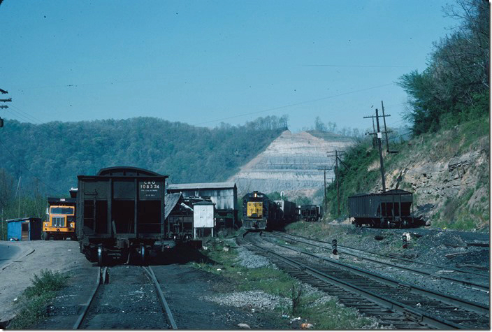 C&O Manifest freight No. 97 passes the Citation Coal tipple across from Roy Goff’s Furniture and at the end of the upper bridge. Work on the Cut-Thru is well along. 07-18-1976. Pikeville KY.