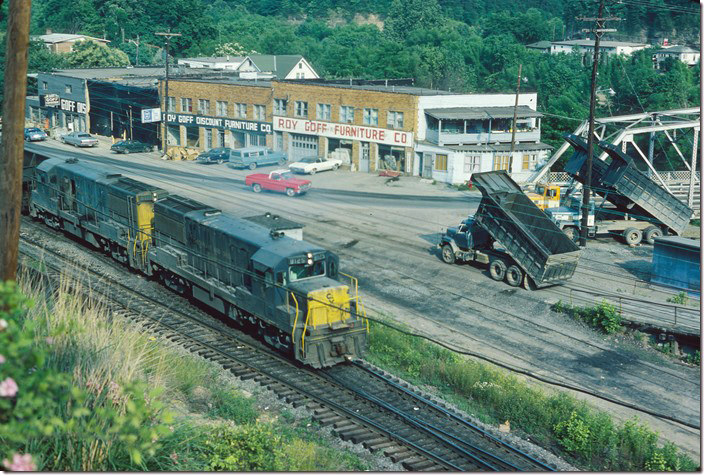 An eastbound C&O empty coal train passes the upper bridge and Roy Goff’s. 05-27-1977. Pikeville KY.