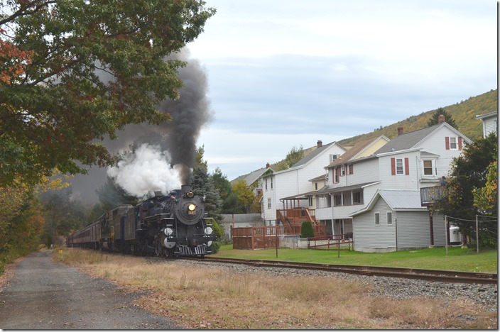After a three-hour stay in Jim Thorpe to visit the festival and soak in the coal town atmosphere, RBMN 425 chugs up grade through the east end of Nesquehoning with the SD50 helping out. Nesquehoning PA.