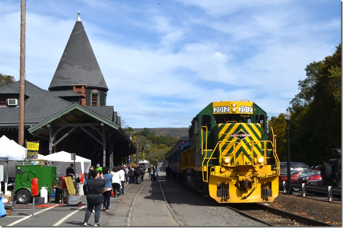 The Pottsville Fall Foliage Train pulls down to load. RBMN 2012. Jim Thorpe PA.