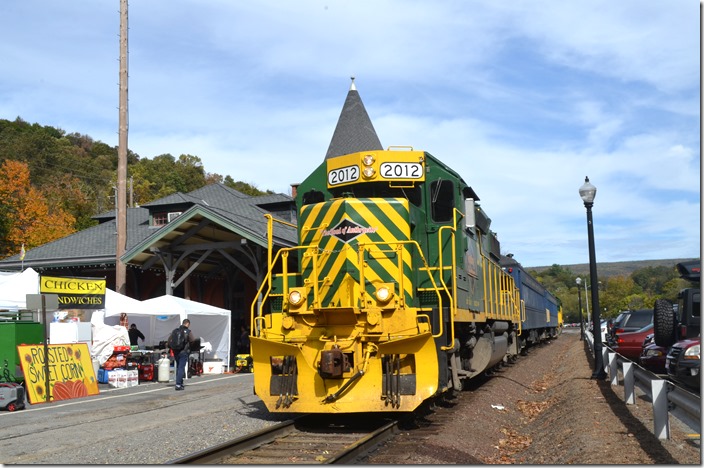 RBMN 2012 is one of three ex-NS, nee-Southern GP38-2s on RBMN’s roster. 2011 is on the other end. These are advertised as Budd car trains. Maybe the number of passengers exceeded the capacity of the Budds. Jim Thorpe PA.