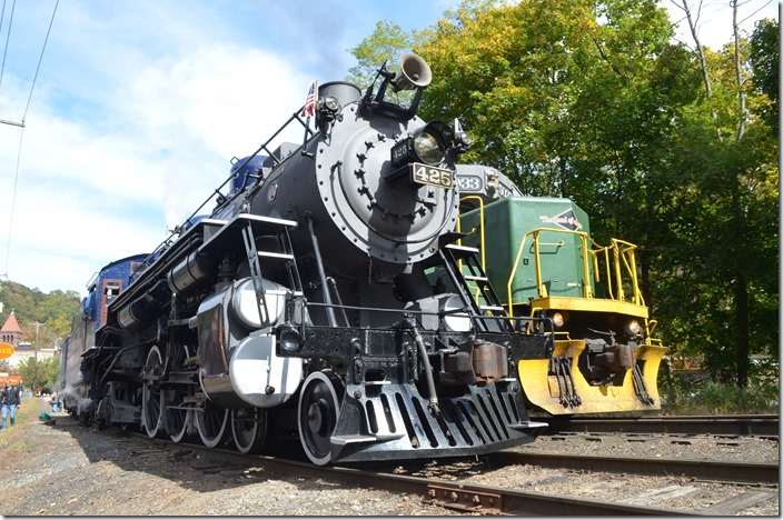 With bell ringing, 425 backs to the turntable. RBMN 425-5033. Jim Thorpe PA.