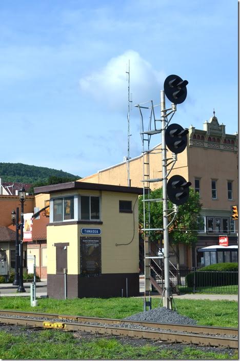 Reading had signals here (a big signal bridge), so R&N keeps the tradition. I’m not sure of the original function of the small tower. R&N tower. Tamaqua PA.