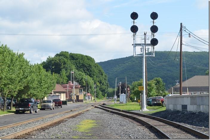 Looking west on the Reading & Northern at Tamaqua. R&N signals. Tamaqua PA.