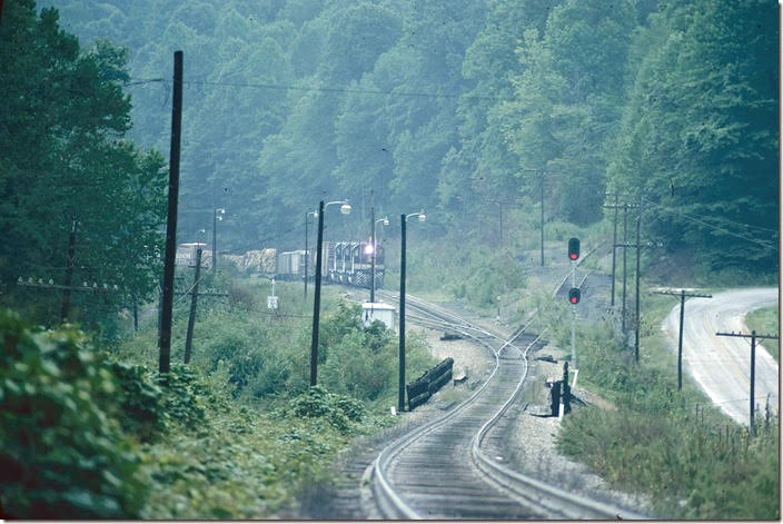 Southern 3124-3154-3208 on 1st turn. No. 187 will soon double the hill from Melrose with 23 cars. This is the start of the famed grade up to Saluda NC. Note the safety track on the right. 09-05-1976.