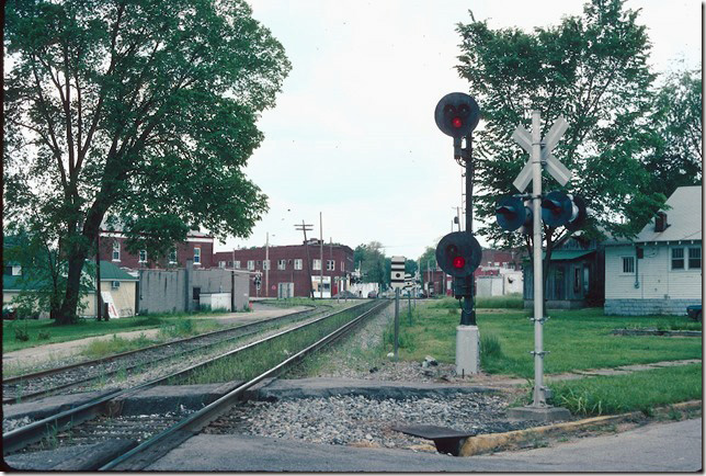 Looking west on Southern at Oakland City IN. Note the Southern’s street crossing horn signal – 2 longs, a short and a long. 05-19-1993.