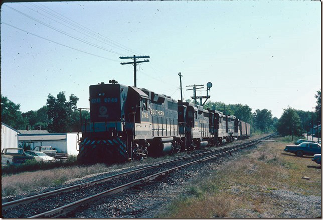 Southern 2749-2539-2577-2586 on local #88 working the Conrail interchange at Oakland City IN. On the right is the former NYC branch. 09-23-1981.