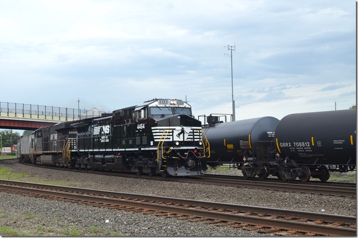 NS 4464-8000 have eastbound Elkhart IN to Conway PA freight 12Q-18 with 67 loads and 26 empties.
