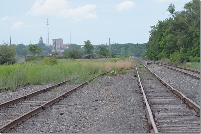 Telephoto looking toward Warren. Although the rail is not shiny NS must still serve the coke plant. That would be the track going straight ahead at the switch. NS near Warren OH, to the north.