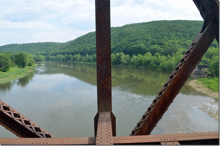 Looking up the Allegheny River at Belmar PA with the PRR on the right.