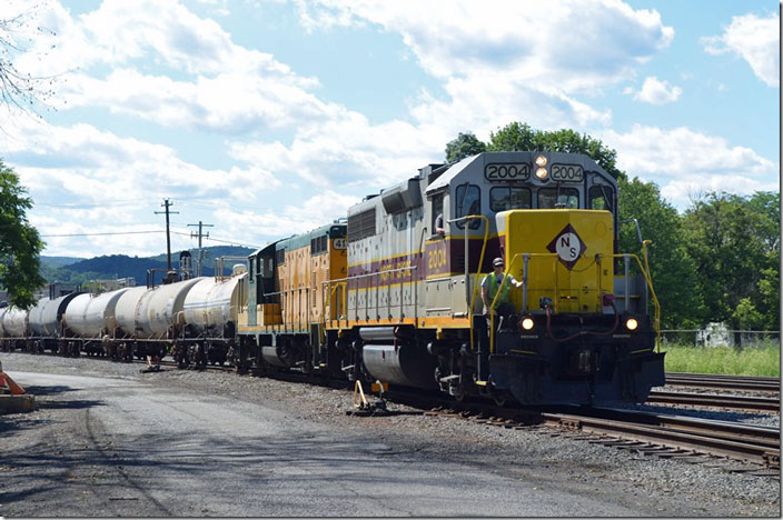 A Nittany & Bald Eagle RR train arrived behind North Shore RR GP38 2004 (ex-Lycoming Valley, NS, CR nee-Penn Central) and N&BE GP7 4174 (ex-C&NW nee-Rock Island). Note the Erie-Lackawanna-inspired paint scheme. Lock Haven PA