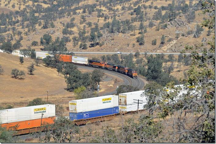 These views were all taken from the overlook on the Tehachapi-Woodford Rd. There are roads all over the place, but we didn’t have time to explore them. Take note; there are numerous “No Trespassing” signs. BNSF 5489. View 3. Walong.
